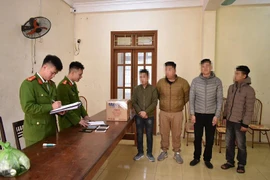 Nhóm thanh niên mang pháo ra giữa phố đốt