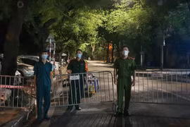 [Ảnh] Xuyên đêm bám chốt ngăn dịch ở "vùng đỏ" 
