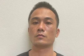 Kiểm tra gã trai ngồi trong "xế hộp", phát hiện gần 1.400 viên ma túy