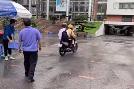 Nam sinh được CSGT chở thẳng đến phòng thi do...nhầm điểm trường