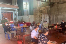 Hà Nội: Xử phạt 2 chủ cửa hàng cho khách ngồi ăn tại chỗ