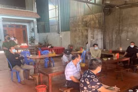 Hà Nội: Xử phạt 2 chủ cửa hàng cho khách ngồi ăn tại chỗ