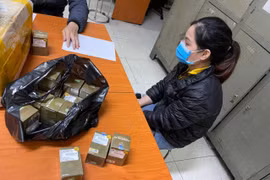 Bắt 2 "nữ quái" buôn bán, sản xuất hàng giả