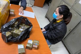 Bắt 2 "nữ quái" buôn bán, sản xuất hàng giả