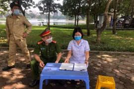 Công an quận Đống Đa phạt 54 người dân không đeo khẩu trang nơi công cộng 