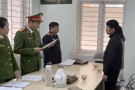 Khởi tố nguyên giám đốc và nhân viên Văn phòng đăng ký quyền sử dụng đất