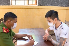 Lộ bí mật trong ốp sườn xe máy do nam thanh niên điều khiển lúc nửa đêm