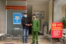 Xúc động đến Công an phường nhận lại chiếc ví sau một ngày đánh rơi