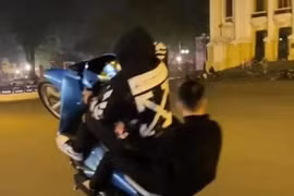 Công an Hà Nội: Xử phạt 2 nam thanh niên ‘bốc đầu’ xe máy