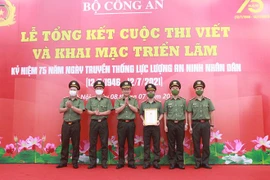Bộ Công an trao giải cuộc thi viết "75 năm lực lượng An ninh nhân dân Việt Nam anh hùng"