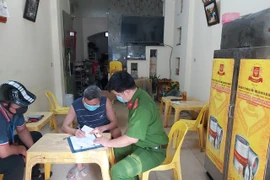 [Ảnh] Công an cơ sở tuyên truyền nhắc nhở đóng cửa quán bia 