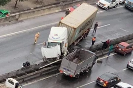 Xe đầu kéo đâm vào dải phân cách trên đường vành đai 3