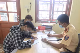 Công an huyện Phúc Thọ xử phạt 2 nam thanh niên "bốc đầu" xe máy