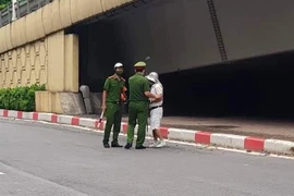 Người đàn ông chơi golf ở chân cầu vượt bị phạt 1 triệu đồng