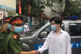 Công an quận Thanh Xuân đưa nam sinh bị nhầm địa điểm đến thi đúng giờ 