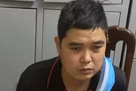 Kiểm tra gã trai đứng ở cổng nhà văn hóa, phát hiện ma túy