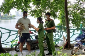 Công an Hà Nội tuyên truyền phòng, chống ma túy và cấp phát tờ rơi song ngữ