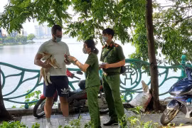 Công an Hà Nội tuyên truyền phòng, chống ma túy và cấp phát tờ rơi song ngữ