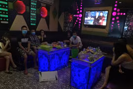 Hà Nội: 8 khách và nhân viên "thư giãn" trong quán hát cho nhau nghe