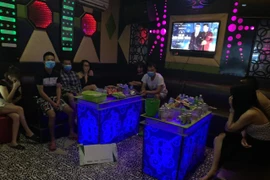 Hà Nội: 8 khách và nhân viên "thư giãn" trong quán hát cho nhau nghe