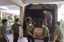 Lực lượng An ninh quận Đống Đa chia sẻ khó khăn với cộng đồng