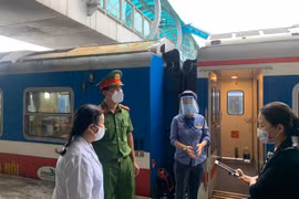 [Ảnh] Hơn 100 hành khách đầu tiên trên chuyến tàu Bắc Nam khởi hành từ Hà Nội 