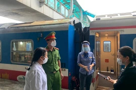 [Ảnh] Hơn 100 hành khách đầu tiên trên chuyến tàu Bắc Nam khởi hành từ Hà Nội 