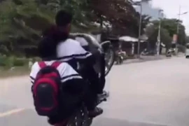 Triệu tập 2 nam thanh niên bốc đầu xe máy, khoe lên mạng xã hội