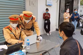 Hà Nội: Nộp phạt online qua hệ thống cơ sở dữ liệu Quốc gia về dân cư ngay tại điểm vi phạm giao thông