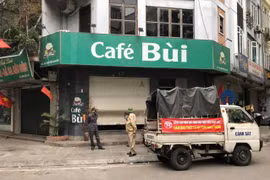 Công an quận Đống Đa tuần tra nhắc nhở đóng cửa quán cà phê, trà đá để phòng dịch Covid 19