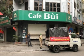 Công an quận Đống Đa tuần tra nhắc nhở đóng cửa quán cà phê, trà đá để phòng dịch Covid 19
