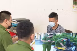 Gã trai đi xe máy 'săn' túi xách, điện thoại của phụ nữ, học sinh