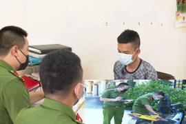 Gã trai đi xe máy 'săn' túi xách, điện thoại của phụ nữ, học sinh