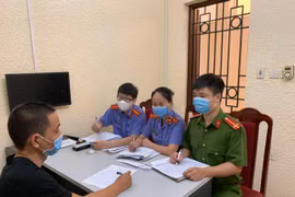 Cảnh sát hình sự khống chế, bắt 'nóng' đối tượng cướp giật dây chuyền giữa phố Hà Nội