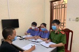 Cảnh sát hình sự khống chế, bắt 'nóng' đối tượng cướp giật dây chuyền giữa phố Hà Nội