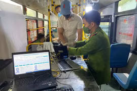 Cận cảnh chiếc xe buýt đặc biệt chạy lưu động cấp căn cước gắn chip cho nhân dân