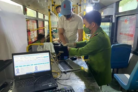 Cận cảnh chiếc xe buýt đặc biệt chạy lưu động cấp căn cước gắn chip cho nhân dân