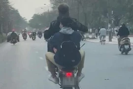 Phạt hơn 4 triệu đồng đối với 2 nam thanh niên 'bốc đầu' xe máy