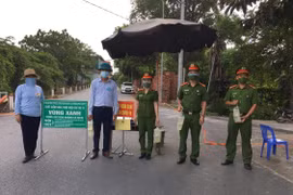 Công an quận Hà Đông trao tặng các chốt phòng dịch những phần quà ý nghĩa 