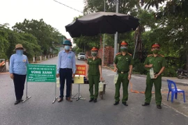 Công an quận Hà Đông trao tặng các chốt phòng dịch những phần quà ý nghĩa 