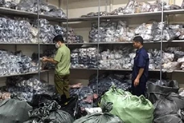 Phát hiện kho giày dép 'khủng' giả các thương hiệu Dior, Gucci...