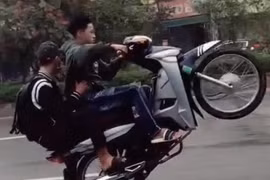 'Bốc' đầu xe máy khoe mạng xã hội, nam thanh niên 2 lần bị xử phạt