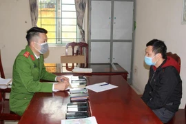 Núp bóng cửa hàng điện thoại để hoạt động 'tín dụng đen'