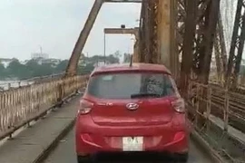 Xử phạt xe ôtô đi vào cầu Long Biên