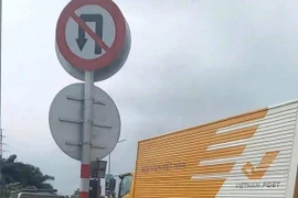 Xử phạt xe bưu chính quay đầu trên cầu Thăng Long 
