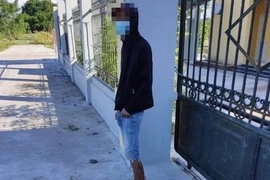 Vác cần đi câu, nam thanh niên bị phạt 2 triệu đồng