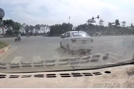 Tài xế xe ôtô bị phạt 4 triệu đồng, tước bằng 2 tháng vì vượt đèn đỏ