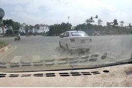 Tài xế xe ôtô bị phạt 4 triệu đồng, tước bằng 2 tháng vì vượt đèn đỏ