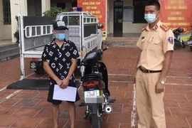 'Biểu diễn' bốc đầu xe máy, 2 thanh niên bị phạt hơn 10 triệu đồng 