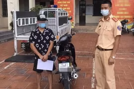 'Biểu diễn' bốc đầu xe máy, 2 thanh niên bị phạt hơn 10 triệu đồng 